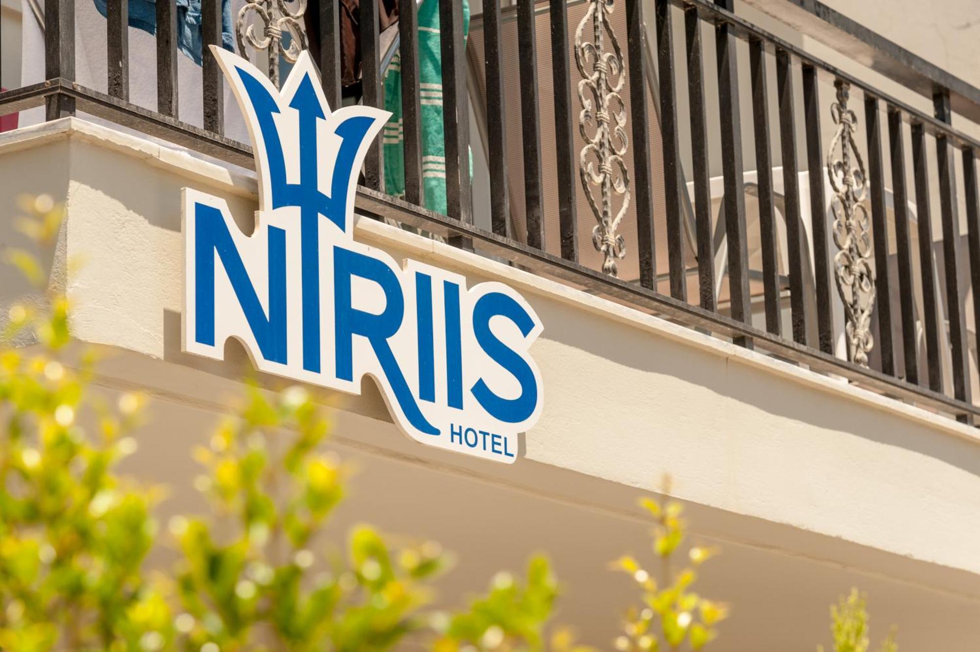 Niriis Hotel Като Дарацо Екстериор снимка