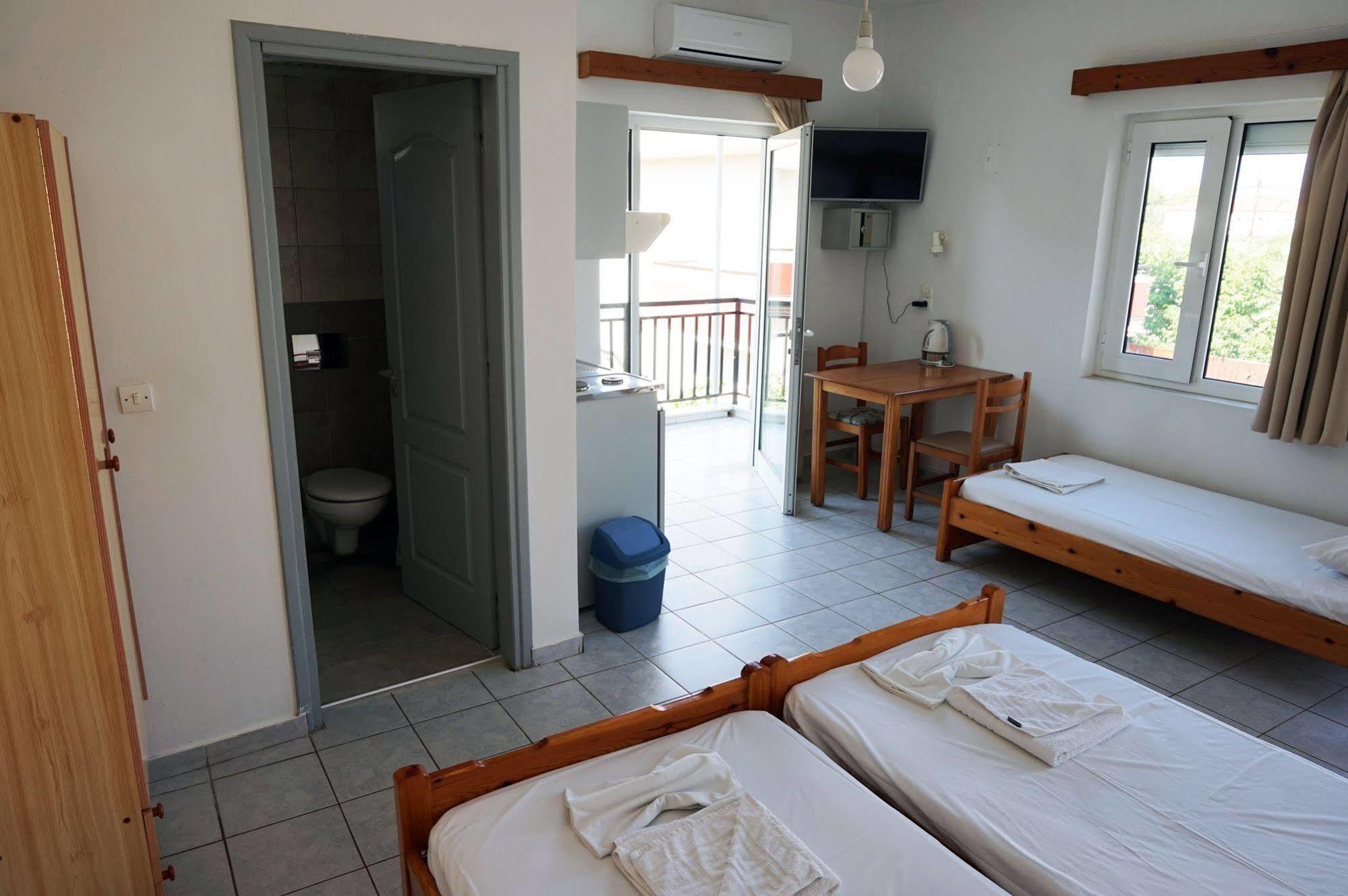Niriis Hotel Като Дарацо Екстериор снимка